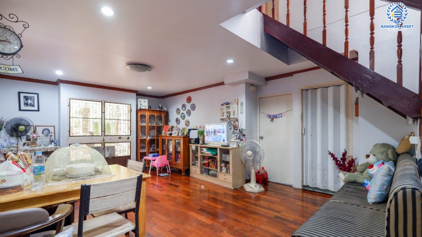 บ้านเดี่ยวมือสองนนทบุรี หน้าบ้านไม่ชนใคร โครงการ ประชานิเวศน์3 สามัคคี-ประชาชื่น  เนื้อที่กว้าง 50 ตร.ว. ฟังก์ชันครบครัน 4 ห้องนอน 2 ห้องน้ำ 1 ห้องนั่งเล่น แถมเครื่องปรับอากาศ 3 เครื่อง พร้อมพื้นที่ใช้สอย 198 ตร.ม.  บนทำเลเมืองติด ถ.สามัคคี และถ.ติวานนท์ ใกล้รถไฟฟ้าสายสีมชมพู "สถานีสามัคคี"